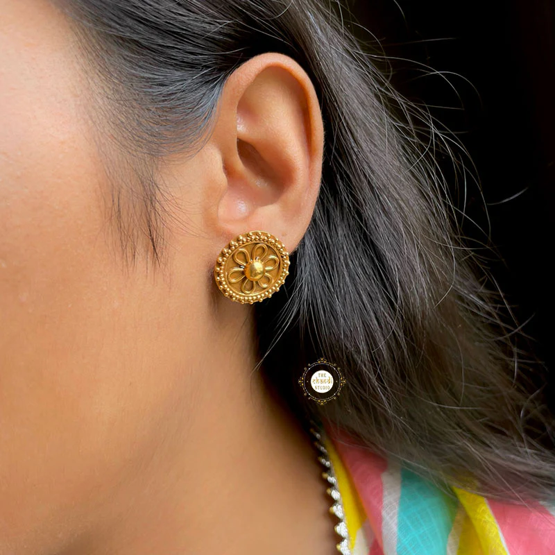 Full Gold Minimal Floral Earring - Image 2