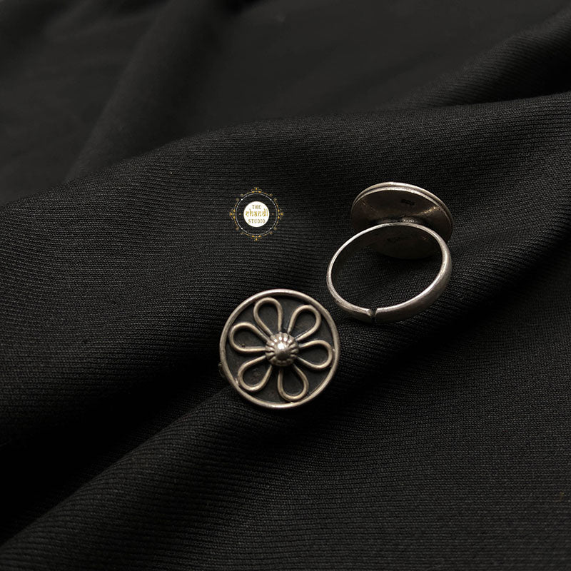 Minimal Floral Toe Ring - Image 7
