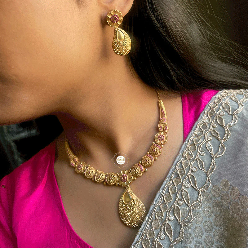 Muhurat Full Gold Paisley Necklace Set - Image 2