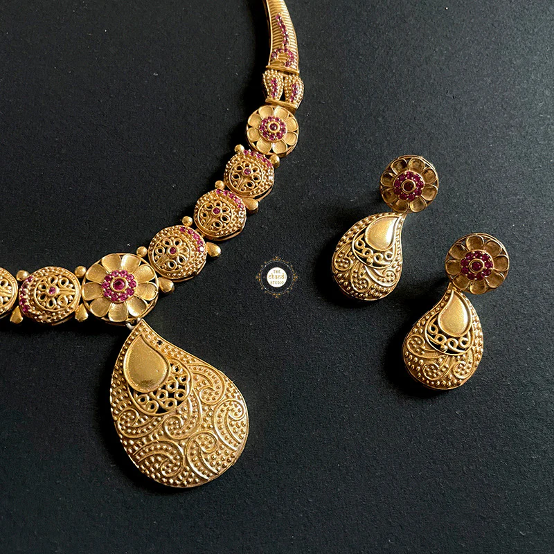 Muhurat Full Gold Paisley Necklace Set - Image 6