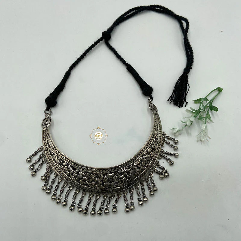 Nazaakat Chitai Chaand Thread Necklace - Image 3