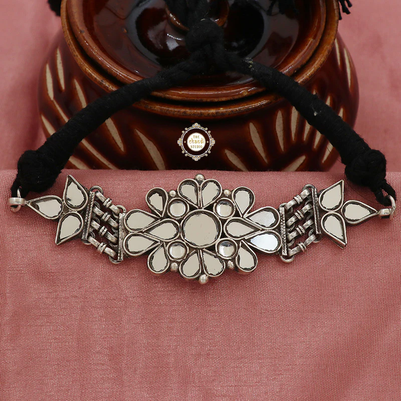 Ruhaniyat White Glass Choker Necklace - Image 4