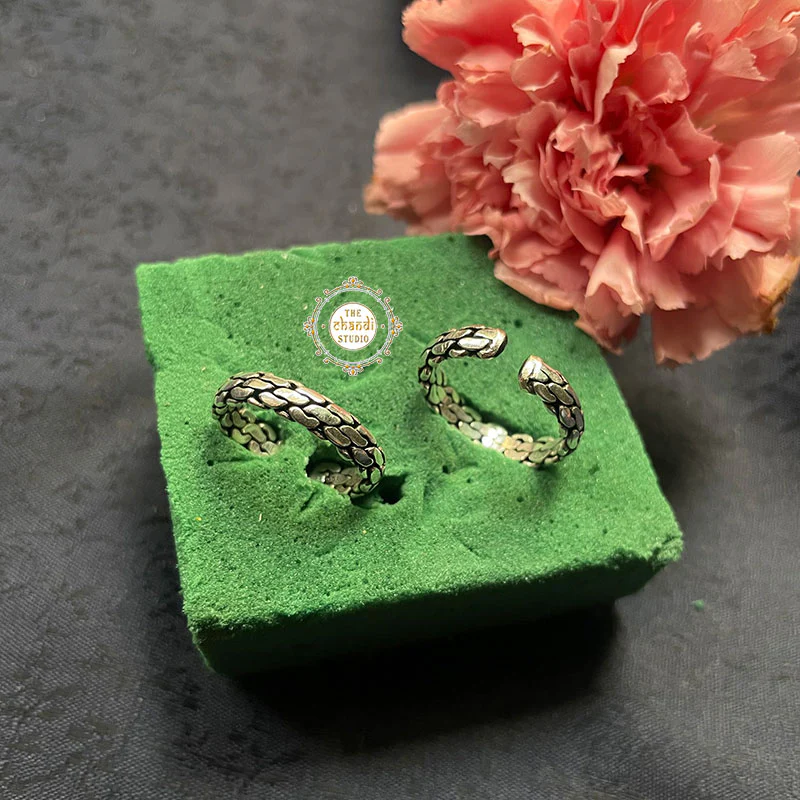Solid Silver Snake Design Toe Ring - Image 5