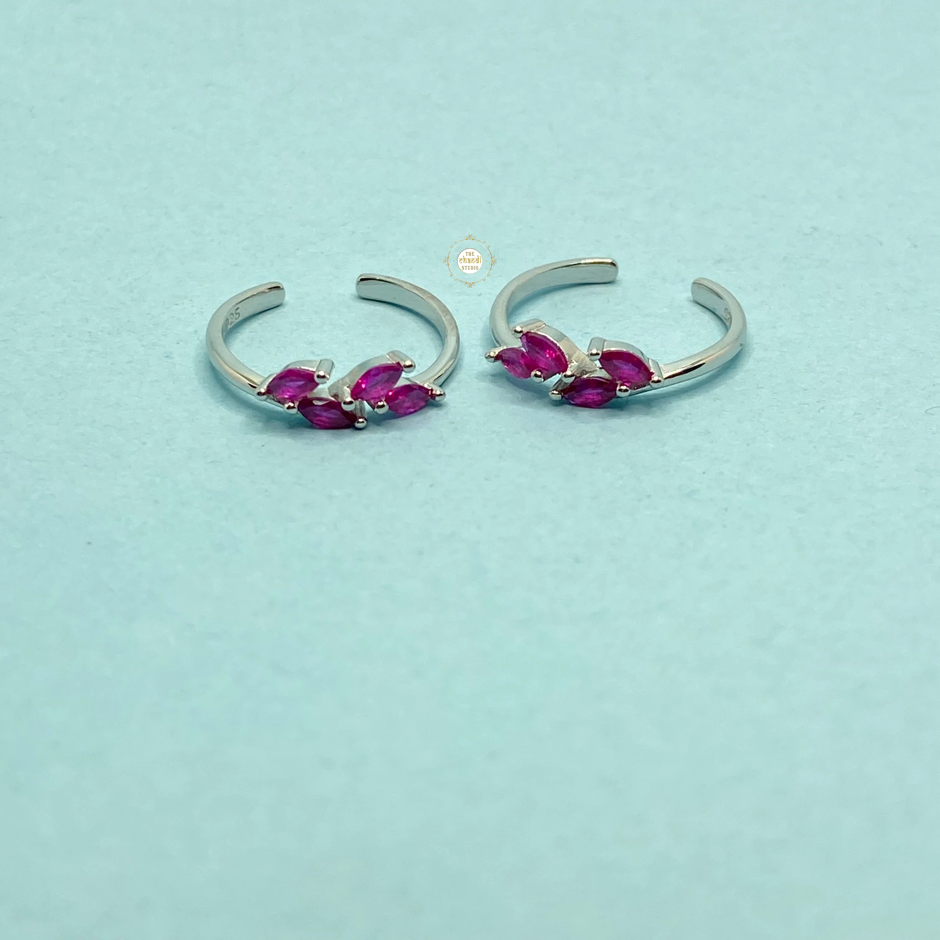 Sparkling Silver Shiny Stride Toe Ring - Image 6