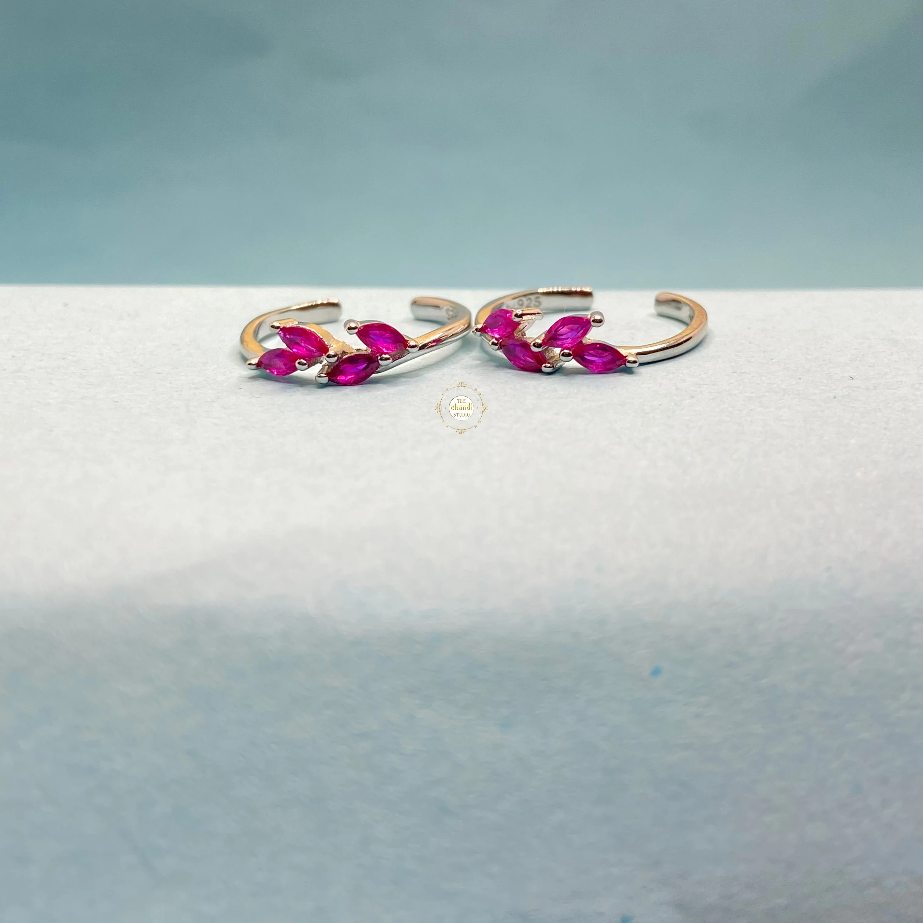 Sparkling Silver Shiny Stride Toe Ring - Image 8