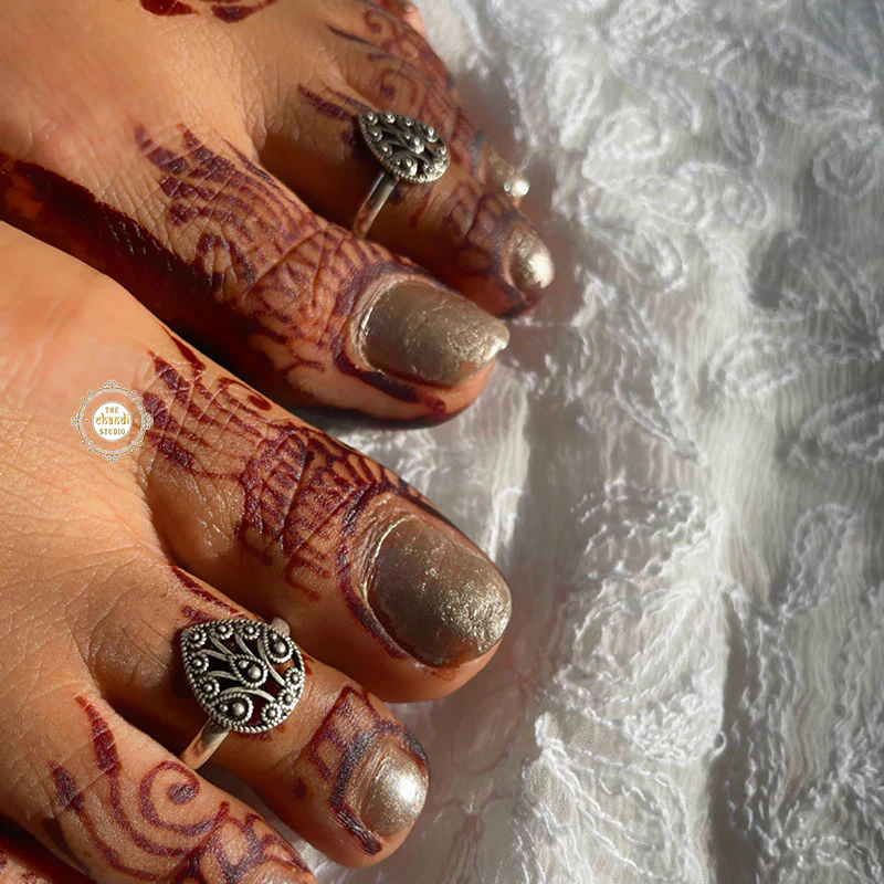 Tiny Leaf Toe Ring - Image 3